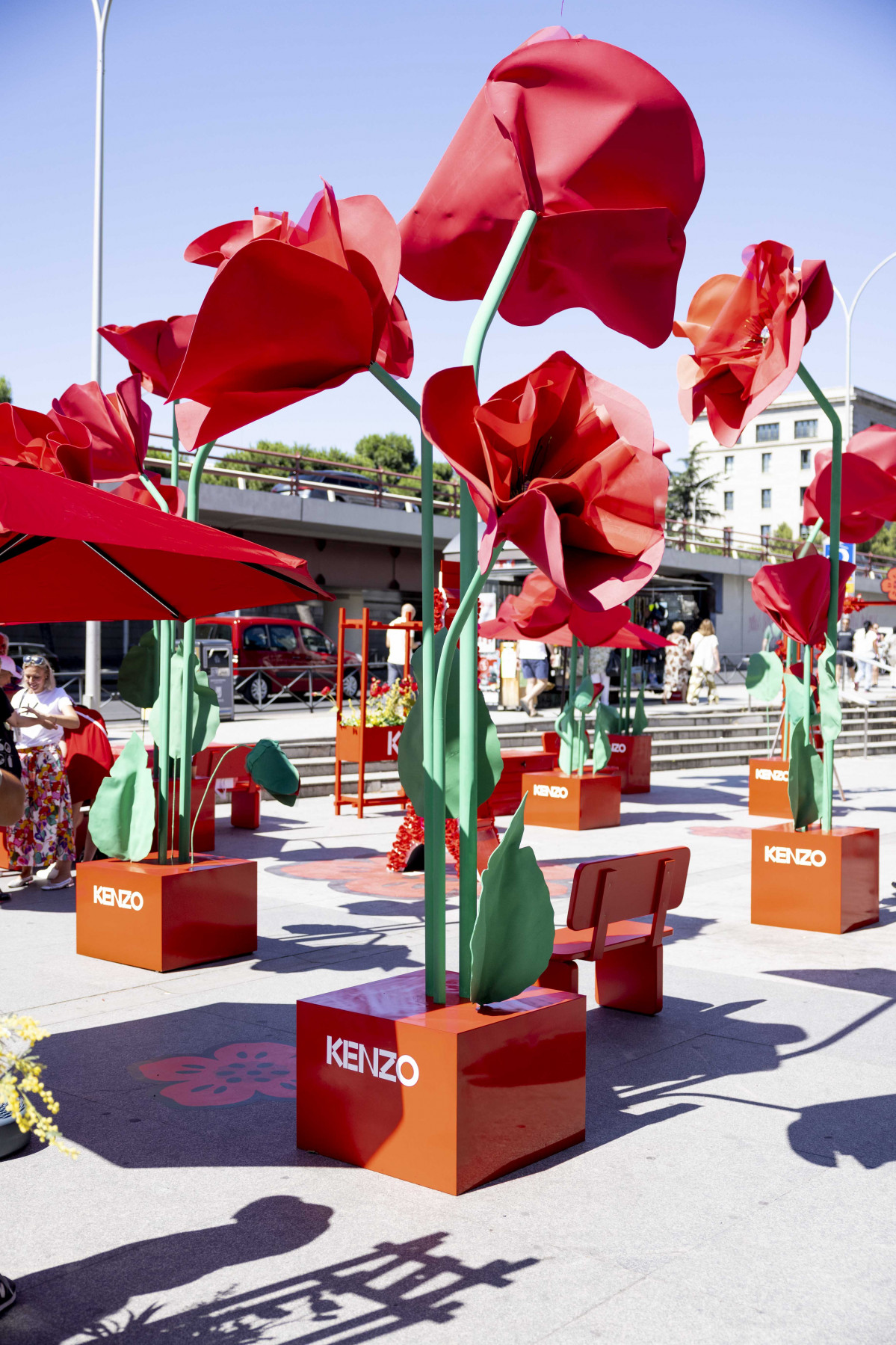 Kenzo cubre de amapolas tres ciudades espanolas para celebrar el verano