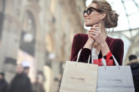 Turismo lujo mujer compras pexels olly 974911